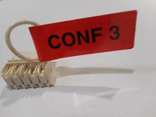 Stecker mit sechs Anschlüssen, versehen mit einem roten Schild, das die Aufschrift "CONF 3" trägt. Produkt gehört zur Marke Remeha.